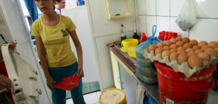 Craiova: Fast food-urile din Craiova au fost luate la puricat de inspectorii OJPC