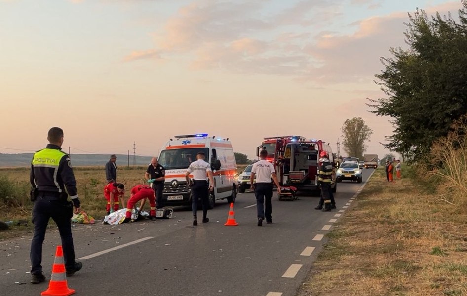 Un polițist de 20 de ani a intrat cu mașina într-o căruță: o persoană a murit și alte trei sunt grav rănite