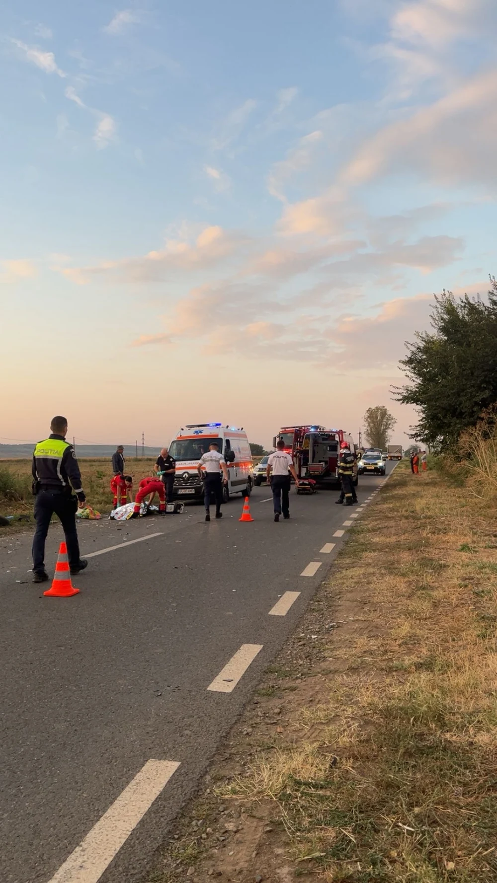 Un polițist de 20 de ani a intrat cu mașina într-o căruță: o persoană a murit și alte trei sunt grav rănite