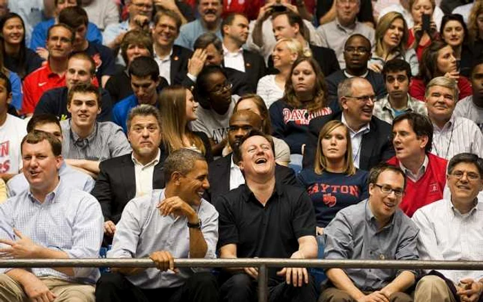 Barack Obama, la un meci de basket, în 2012, alături de David Cameron. FOTO via NBC News