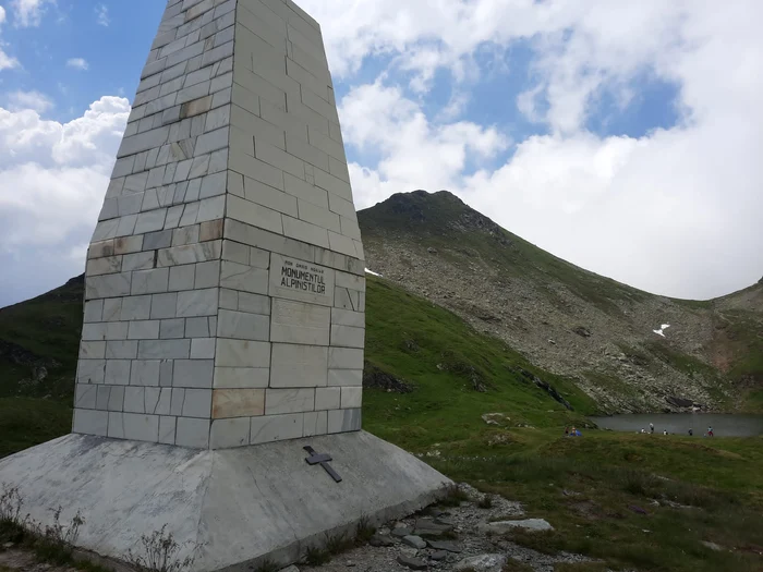 Monumentul a fost ridicat lângă Lacul Capra Foto: Alex Vlaicu