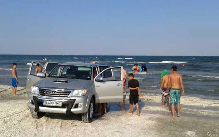 Maşină Toyota Hilux în apa mării la Năvodari Foto Sînziana Ionescu