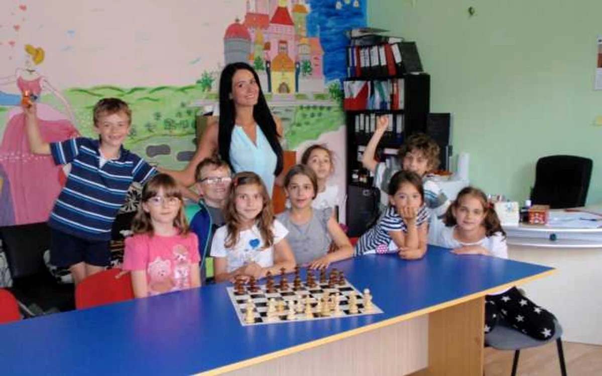 Delia Duca alături de copiii cărora le predă şah