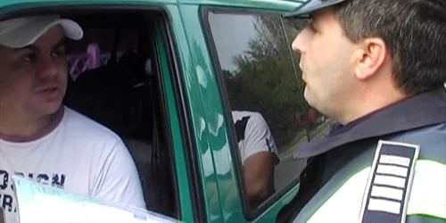 poliţistul Gheorghe Ghiţă în discuţie cu şoferul