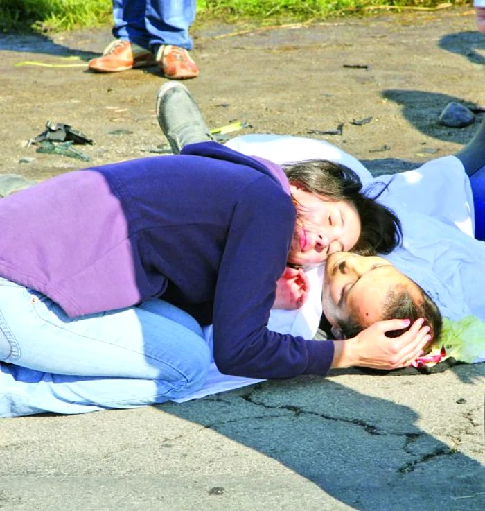 Soţia motociclistului a stat mai bine de 30 de minute cu faţa lipită de victimă. Cu greu poliţiştii au ridicat-o pe femeie ca să poată începe măsurătorile