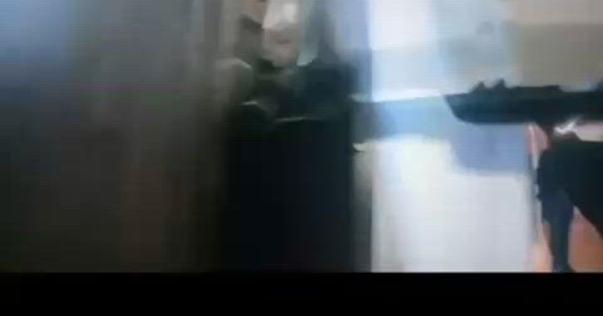 Alpiniștii salvatori au intrat pe geam pentru a rescue o femeie aflată în pericol!