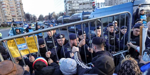 Ciocniri intre fortele de ordine si sustinatorii lui Calin Georgescu in Piata Victoriei   Foto Inquam Photos  Sabin Cirstoveanu (3) jpg