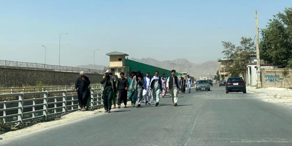 Un grup de barbati indreptandu-se catre aeroportul international din Kabul FOTO EPA-EFE