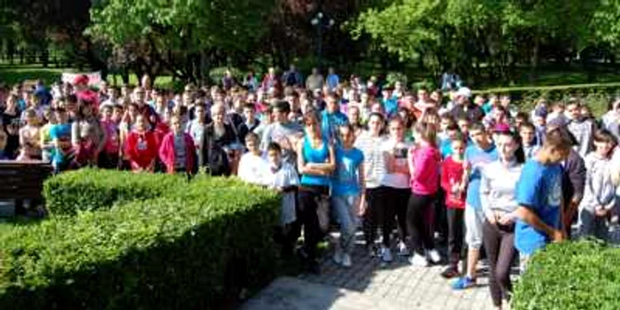 Concurenţii cu rezultatele cele mai bune vor primii diplome şi tricouri.