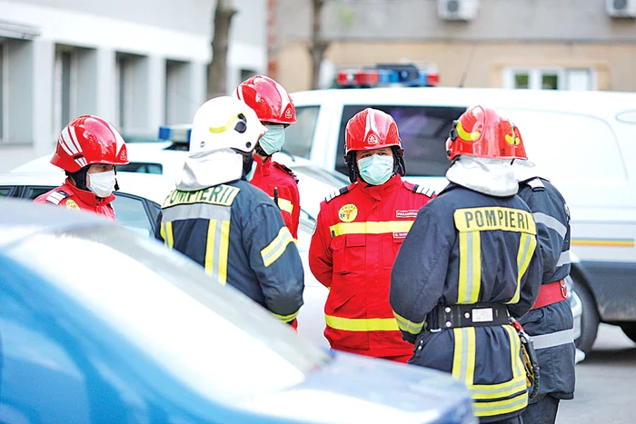 Crina (centru), alături de băiețelul ei, Darius, și de soții Negrulescu, care au ajutat-o în anii grei ai adolescenței