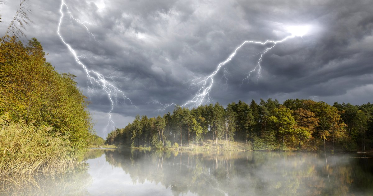 Sfârșit de săptămână cu furtuni și vijelii, dar și caniculă. Județele care intră sub cod galben