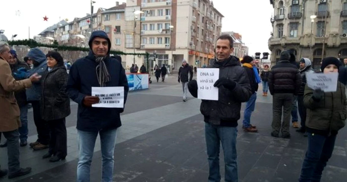 Peste 100 de craioveni protestează în Piaţa Mihai Viteazul