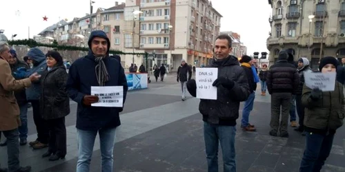 Peste 100 de craioveni protestează în Piaţa Mihai Viteazul  