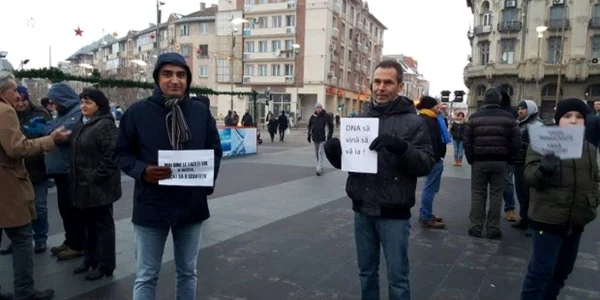 Peste 100 de craioveni protestează în Piaţa Mihai Viteazul  