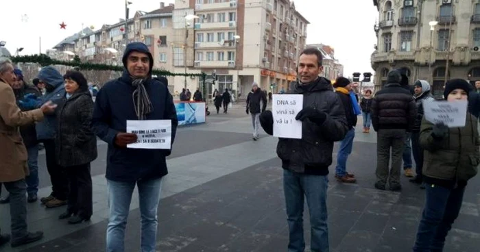 Peste 100 de craioveni protestează în Piaţa Mihai Viteazul