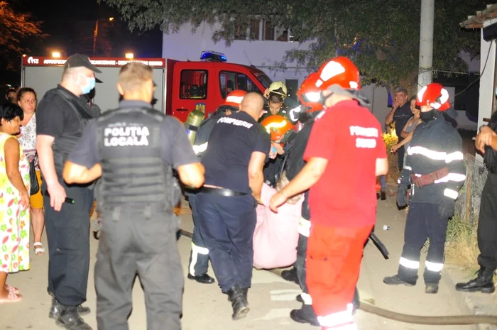 Trei dintre locatari s-au intoxicat cu fum, o femeie fiind scoasă inconştientă din apartamentFoto: ISU Galaţi