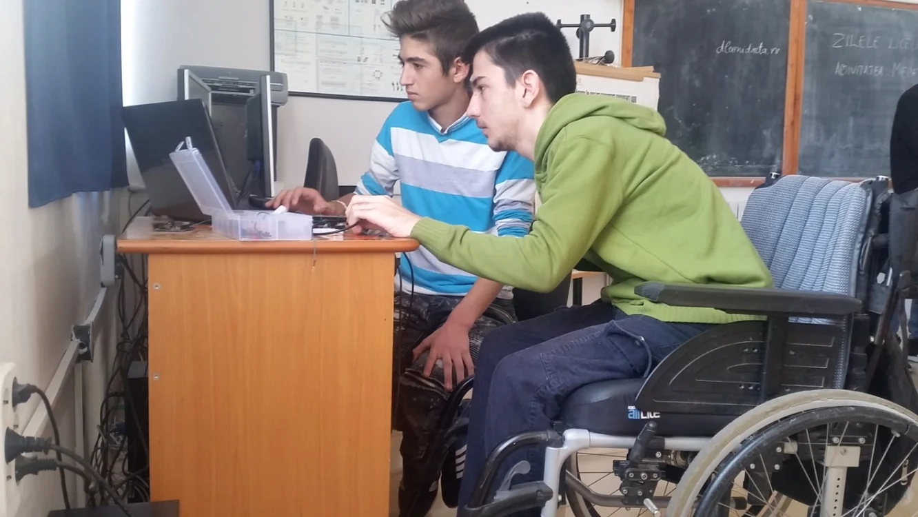 Emilian (în verde) lucrează la proiectul său ajutat de colegii de liceu FOTO Călin Gavrilaş