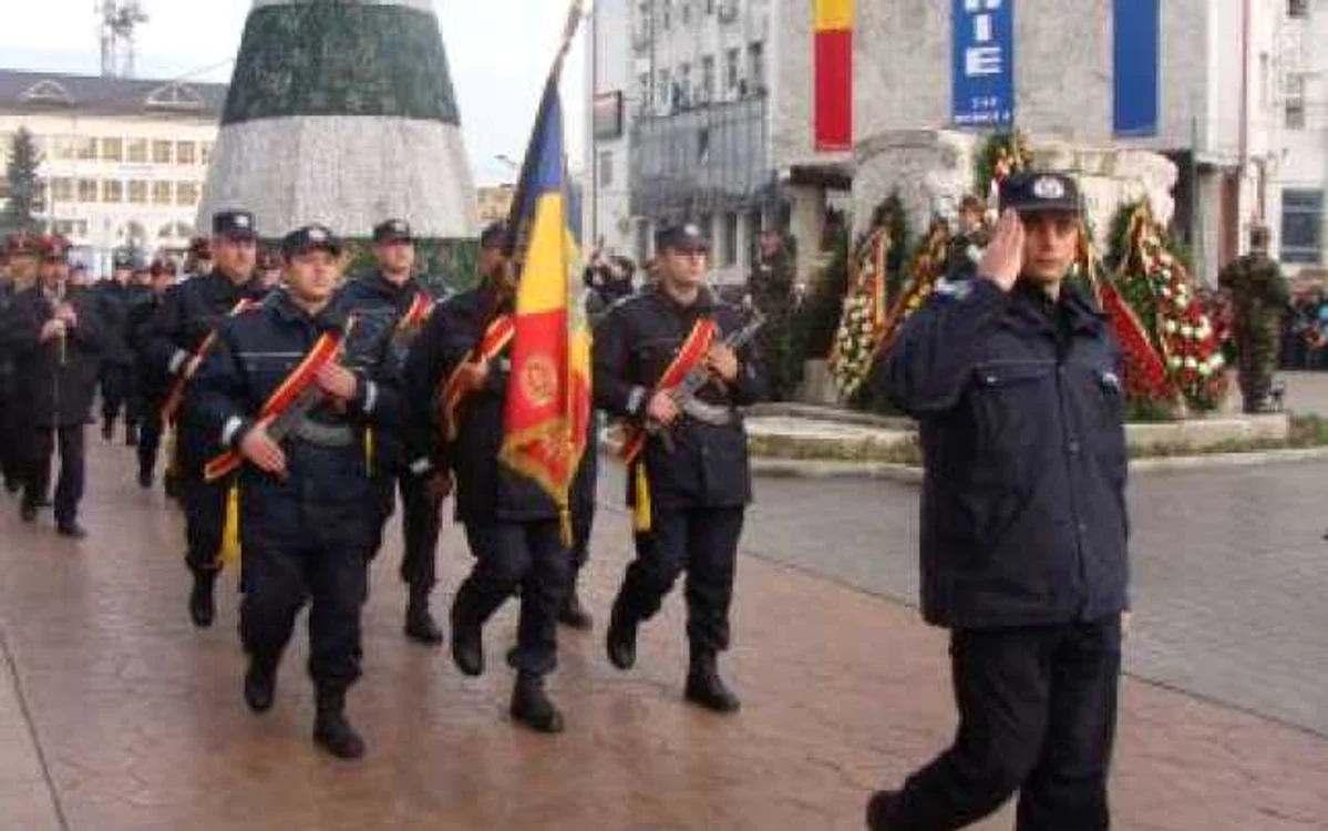  Garda de Onoare a defilat în faţa mulţimii