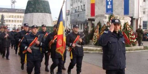  Garda de Onoare a defilat în faţa mulţimii
