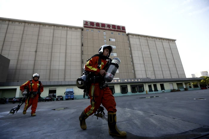 Echipa de intervenţie, în apropierea unei unităţi de refrigerare a companiei unde s-a produs scurgerea de amoniu. FOTO: Reuters