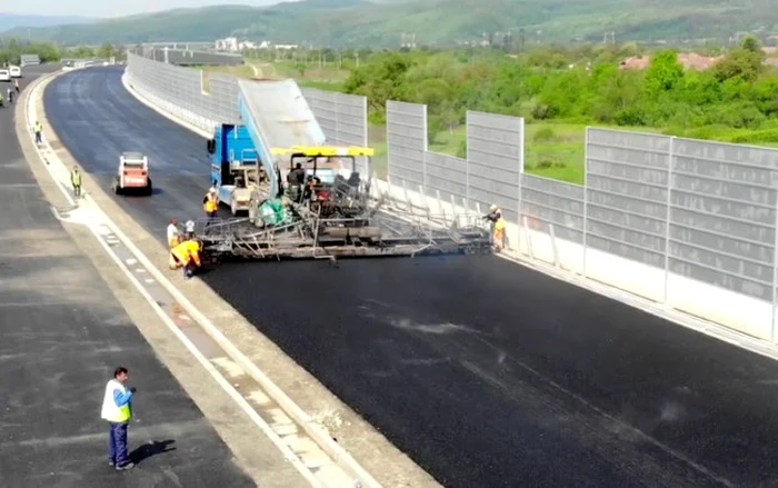 Asfalt pe Lotul trei al Autostrăzii Lugoj - Deva.