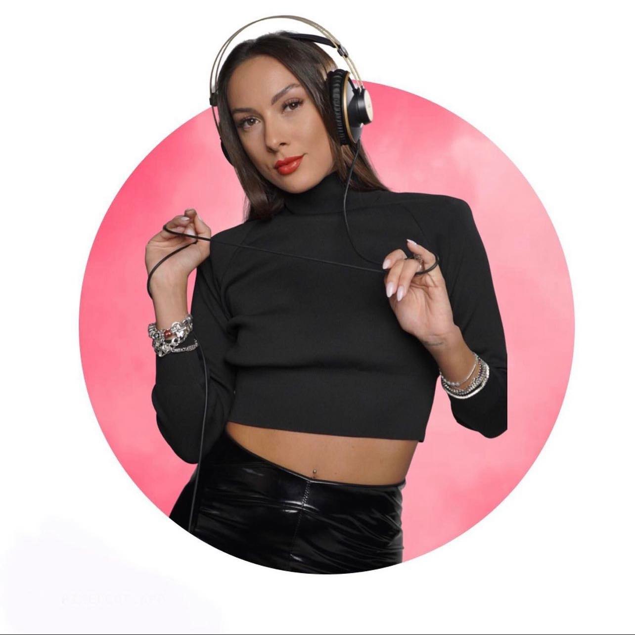 Noi detalii despre moartea artistei DJ Lalla. Ultimele cuvinte ale Laurei, găsită moartă pe malul mării: „Mă duc să văd răsăritul“ VIDEO Noi detalii despre moartea artistei DJ Lalla. Ultimele cuvinte ale Laurei, găsită moartă pe malul mării: „Mă duc să văd răsăritul“ VIDEO