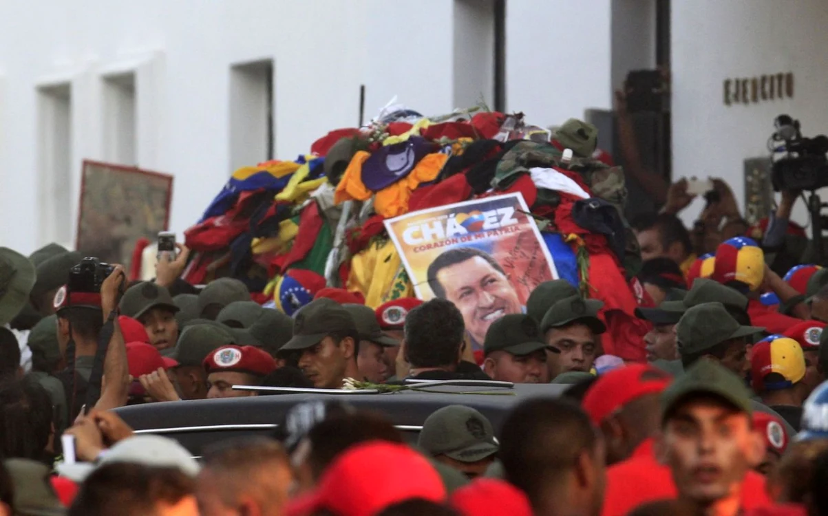 Peste două milioane de oameni au trecut pe la sicriul lui Chavez până vineri dimineaţă. FOTO Reuters