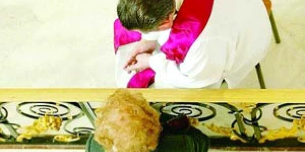 Parohul îi acorda o atenţie specială enoriaşei bogate (Foto: "La Stampa")
