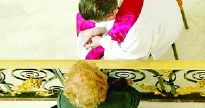 Parohul îi acorda o atenţie specială enoriaşei bogate (Foto: "La Stampa")