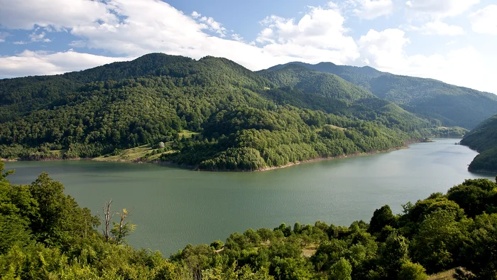Lacul Siriu. Foto: Wikipedia. Constantin Barbu