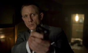 Bond îşi bate concurenţii  jpeg