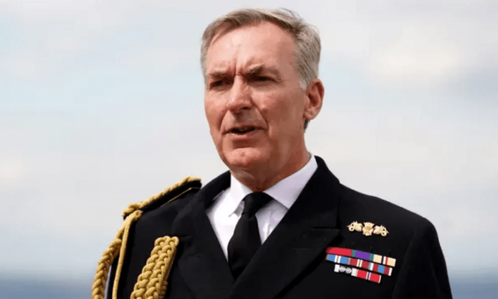 Amiralul britanic Tony Radakin: Rusia se confruntă cu o penurie critică de muniție de artilerie