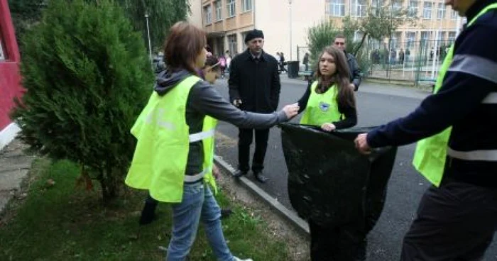 Elevii care chiulesc de la ore muncesc în folosul şcolii