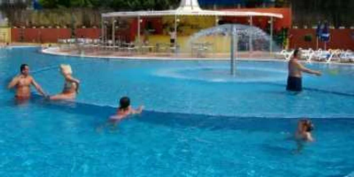 Ploieşti:Tinerii lasă litoralul pentru piscina de la club