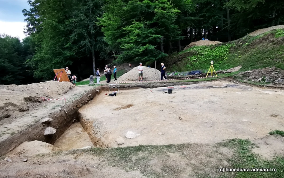 Fundațiile unui edificiu au fost descoperite în vecinătatea templului de andezit. ADEVĂRUL