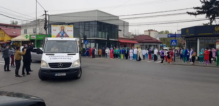 Cadrele medicale au aşteptat procesiunea religioasă în stradă