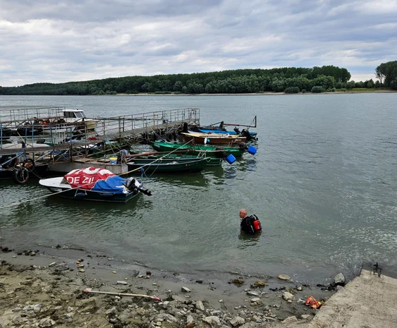 Pompierii intervin pentru scoaterea mașinii din Dunăre FOTO: ISU Brăila