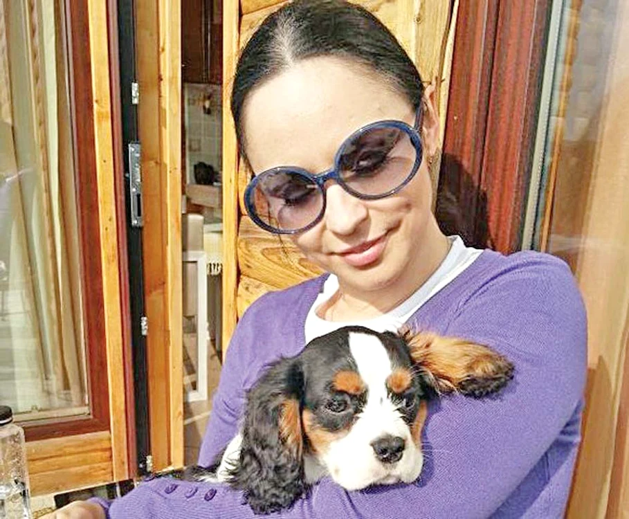 Cățelușul din brațele “zânei “ este bibeloul familiei