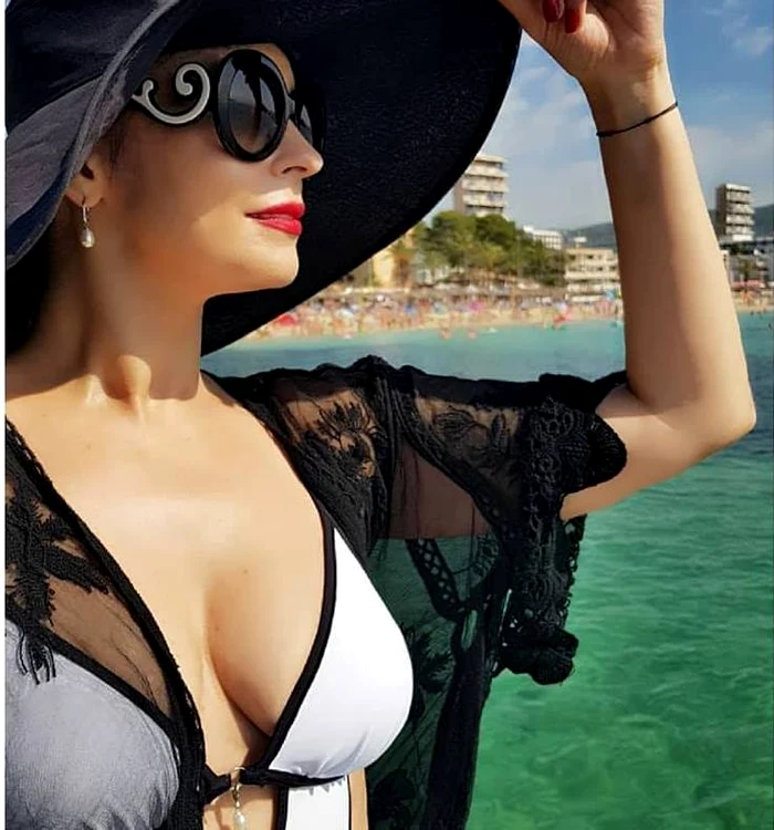 Andreea Marin ar trebui să se afişeze mai des cu sânii la vedere. Arată senzaţional la vârsta de 44 de anifoto: arhivă personală