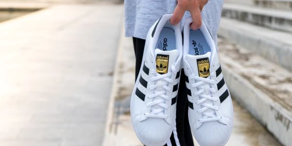 Adidas FOTO Shutterstock