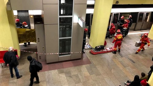 Salvatorii l-au găsit pe bărbat între primele două vagoane ale metroului