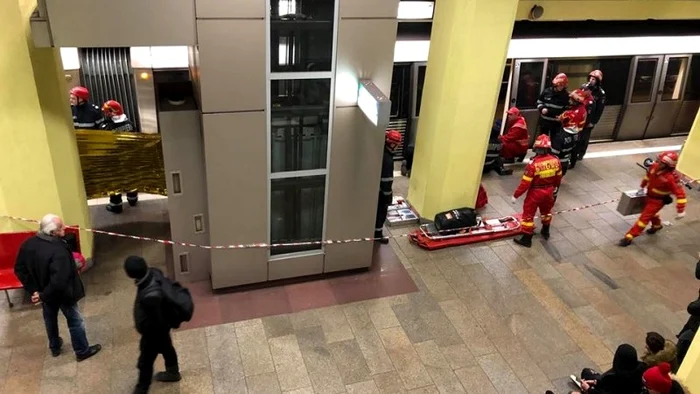 
    Salvatorii l-au găsit pe bărbat între primele două vagoane ale metroului  