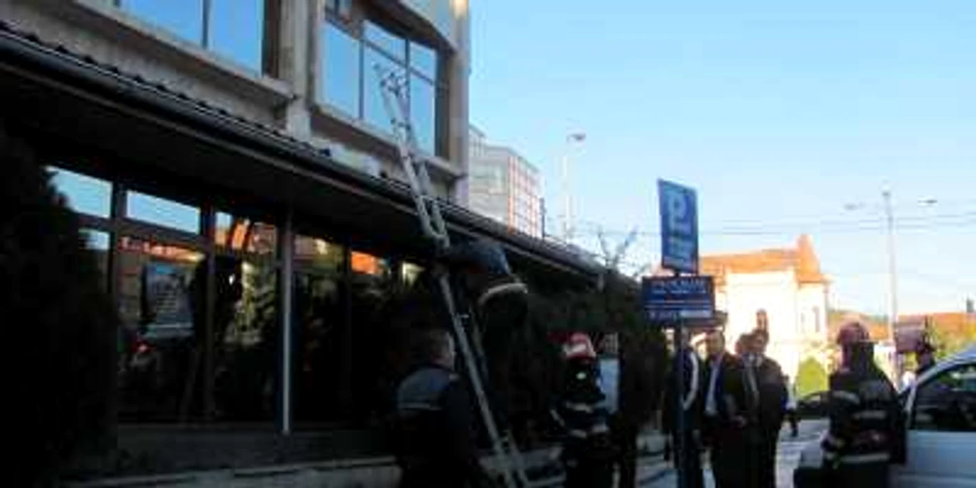 Spargerea a avut loc în noaptea de 6 spre 7 octombrie, la etajul I al Complexului Comercial Silvania. 