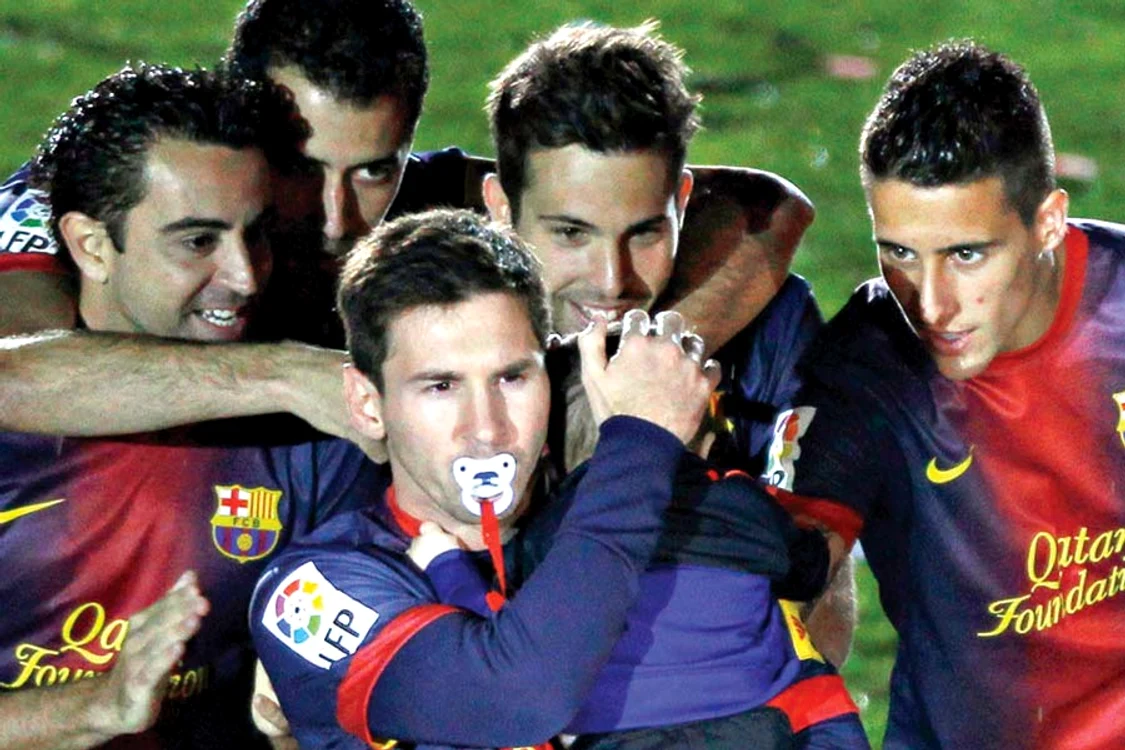 Lionel Messi este  un tătic foarte  drăgăstos cu  micuţul Thiago (Fotografii: Reuters)