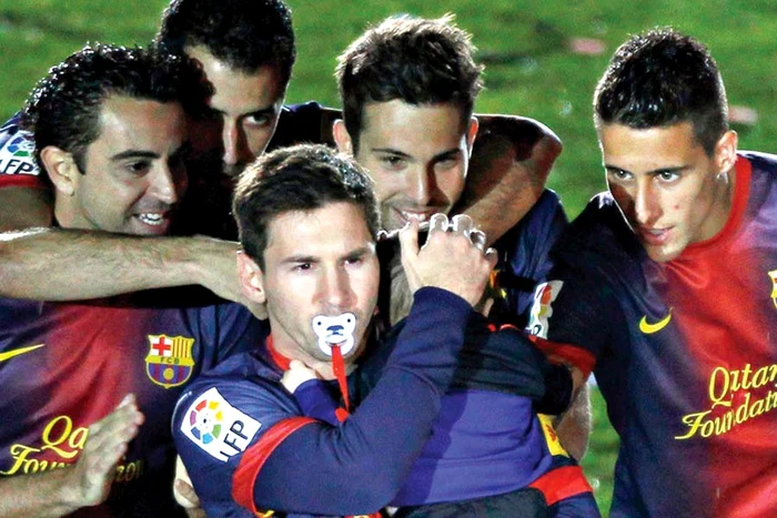 Lionel Messi este  un tătic foarte  drăgăstos cu  micuţul Thiago (Fotografii: Reuters)