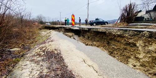 Alunecări de teren în urma ploilor  FOTO: Meteoplus