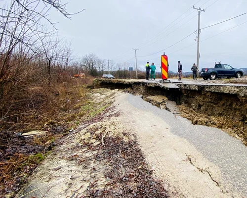 Alunecări de teren în urma ploilor  FOTO: Meteoplus