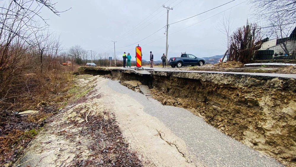 Ploile torențiale au făcut ravagii: inundații și alunecări de teren în 10 județe și București. Drumuri blocate și sute de curți inundate
