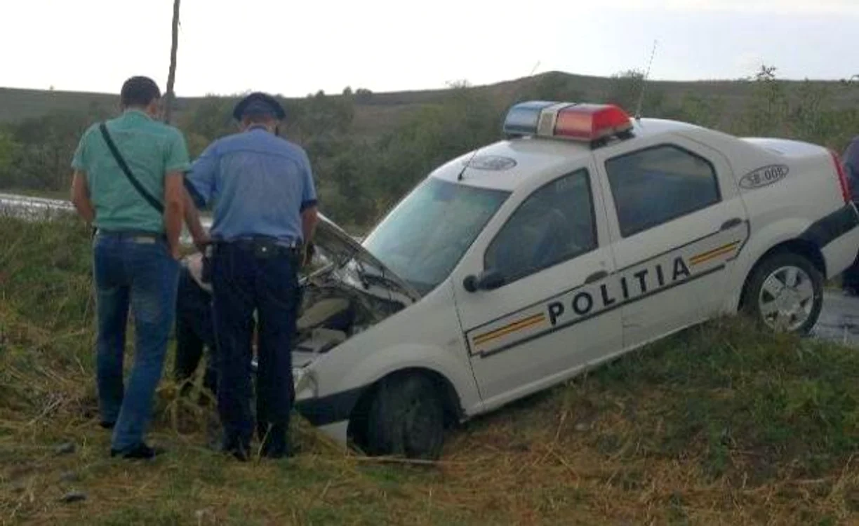 
    Maşina de poliţie a fost avariată doar în partea din faţă. (Foto: Ramona Găină)  