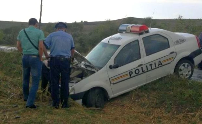 Maşina de poliţie a fost avariată doar în partea din faţă. (Foto: Ramona Găină)